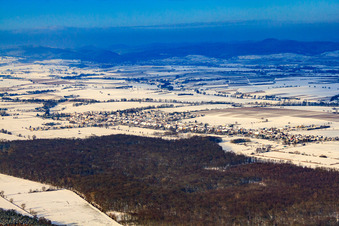 Vue aérienne de Vue du village depuis le sud-est sous la neige en hiver à Freckenfeld dans le département Rhénanie-Palatinat, Allemagne