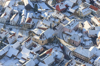 Vue aérienne de Saint-Laurent sous la neige en hiver à le quartier Büchelberg in Wörth am Rhein dans le département Rhénanie-Palatinat, Allemagne