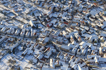 Vue aérienne de Dorbrunnenstraße sous la neige en hiver à le quartier Büchelberg in Wörth am Rhein dans le département Rhénanie-Palatinat, Allemagne