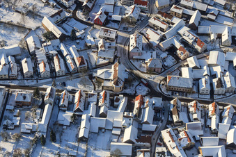 Vue aérienne de Saint-Laurent sous la neige en hiver à le quartier Büchelberg in Wörth am Rhein dans le département Rhénanie-Palatinat, Allemagne