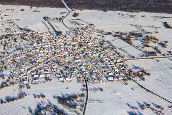 Vue aérienne de Vue du village depuis le sud sous la neige en hiver à le quartier Büchelberg in Wörth am Rhein dans le département Rhénanie-Palatinat, Allemagne