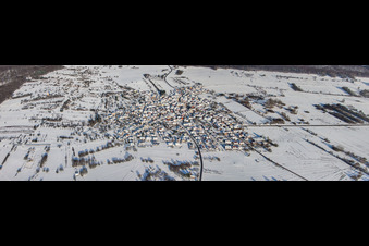 Vue aérienne de Village dans une clairière forestière du sud sous la neige en hiver à le quartier Büchelberg in Wörth am Rhein dans le département Rhénanie-Palatinat, Allemagne