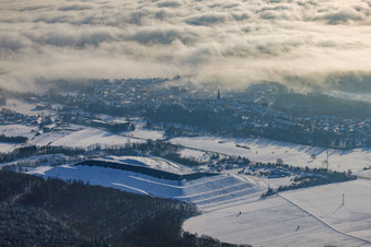 Vue aérienne de Décharge de district sous la neige en hiver à Berg dans le département Rhénanie-Palatinat, Allemagne