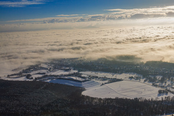 Vue aérienne de Décharge de district sous la neige en hiver à Berg dans le département Rhénanie-Palatinat, Allemagne