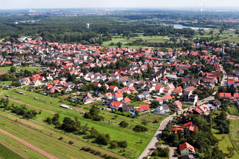 Vue aérienne de Village vu de l'ouest à Berg dans le département Rhénanie-Palatinat, Allemagne