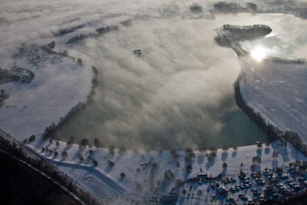 Vue aérienne de Zones riveraines du bassin des Mouettes enneigé en hiver à Lauterbourg dans le département Bas Rhin, France