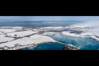 Vue aérienne de Panorama en perspective hivernal enneigé derrière les étangs de carrière à le quartier Neulauterburg in Lauterbourg dans le département Bas Rhin, France