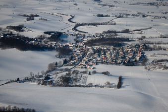 Vue aérienne de En hiver quand il y a de la neige à Neewiller-près-Lauterbourg dans le département Bas Rhin, France
