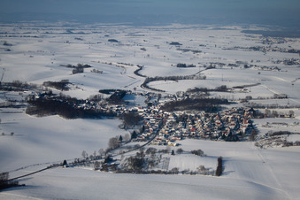 Vue aérienne de En hiver quand il y a de la neige à Neewiller-près-Lauterbourg dans le département Bas Rhin, France