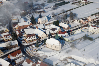 Vue aérienne de Église protestante de Wintzenbach recouverte de neige en hiver à Wintzenbach dans le département Bas Rhin, France
