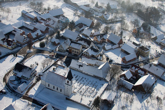 Photographie aérienne de Bâtiments d'église enneigés en hiver dans le centre du village à Eberbach-Seltz dans le département Bas Rhin, France