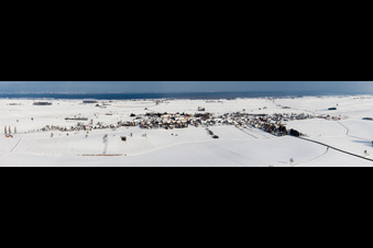 Vue aérienne de Perspective panoramique enneigée des champs agricoles et des terres agricoles en hiver à Oberlauterbach dans le département Bas Rhin, France