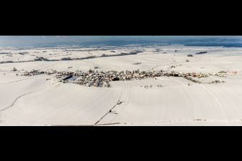 Vue aérienne de Perspective panoramique enneigée des champs agricoles et des terres agricoles en hiver à Siegen dans le département Bas Rhin, France