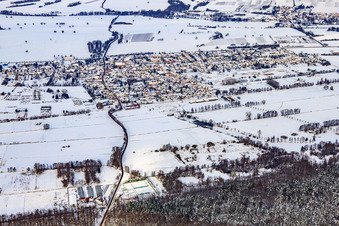 Vue aérienne de Vue du village depuis le sud sous la neige en hiver à Steinfeld dans le département Rhénanie-Palatinat, Allemagne