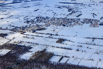 Vue aérienne de Vue du village depuis le sud sous la neige en hiver à Kapsweyer dans le département Rhénanie-Palatinat, Allemagne