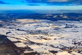 Vue aérienne de Vue du village depuis le sud-est sous la neige en hiver à Schweighofen dans le département Rhénanie-Palatinat, Allemagne