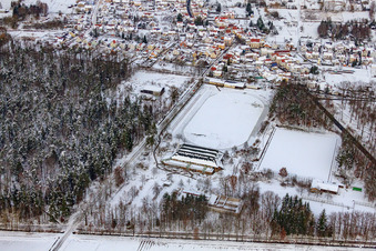 Vue aérienne de Stade TUS Schaidt sous la neige en hiver à le quartier Schaidt in Wörth am Rhein dans le département Rhénanie-Palatinat, Allemagne