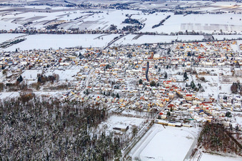 Vue aérienne de Speckstraße sous la neige en hiver à le quartier Schaidt in Wörth am Rhein dans le département Rhénanie-Palatinat, Allemagne