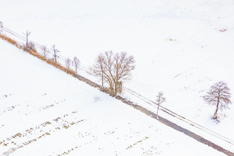 Vue aérienne de Siège élevé à Neugraben dans la plaine d'Otterbach pendant les chutes de neige en hiver à Freckenfeld dans le département Rhénanie-Palatinat, Allemagne
