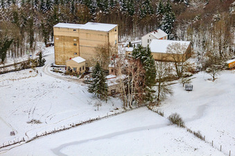 Vue aérienne de Moulin à eau sous la neige en hiver à Kandel dans le département Rhénanie-Palatinat, Allemagne