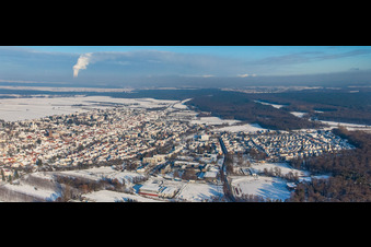 Vue aérienne de Vue de la ville depuis l'ouest sous la neige en hiver à Kandel dans le département Rhénanie-Palatinat, Allemagne