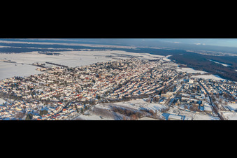 Vue aérienne de Vue de la ville depuis l'ouest sous la neige en hiver à Kandel dans le département Rhénanie-Palatinat, Allemagne