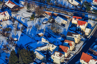 Vue aérienne de La Saarstraße sous la neige en hiver à Kandel dans le département Rhénanie-Palatinat, Allemagne