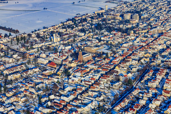 Vue aérienne de Centre-ville vu de l'ouest sous la neige en hiver à Kandel dans le département Rhénanie-Palatinat, Allemagne