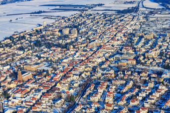 Vue aérienne de Centre-ville vu de l'ouest sous la neige en hiver à Kandel dans le département Rhénanie-Palatinat, Allemagne