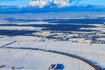 Vue aérienne de Zone industrielle de Horst vue du sud-est sous la neige en hiver à le quartier Minderslachen in Kandel dans le département Rhénanie-Palatinat, Allemagne
