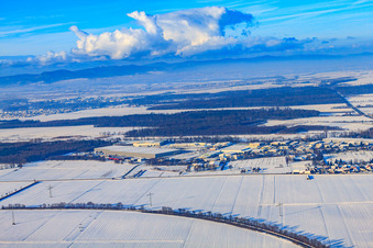 Vue aérienne de Zone industrielle de Horst vue du sud-est sous la neige en hiver à le quartier Minderslachen in Kandel dans le département Rhénanie-Palatinat, Allemagne
