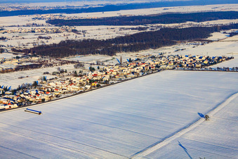Vue aérienne de Vue du village depuis le sud-ouest sous la neige en hiver à le quartier Minderslachen in Kandel dans le département Rhénanie-Palatinat, Allemagne