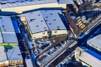 Vue aérienne de Frey Küchenzentrum-Innenausbau GmbH dans la neige en hiver à le quartier Minderslachen in Kandel dans le département Rhénanie-Palatinat, Allemagne