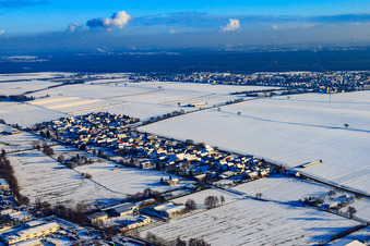 Vue aérienne de Vue du village depuis le nord-ouest sous la neige en hiver à le quartier Minderslachen in Kandel dans le département Rhénanie-Palatinat, Allemagne