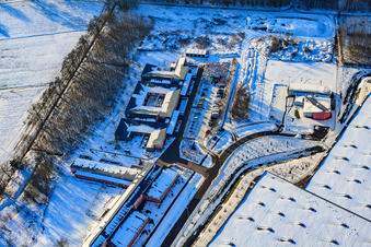 Vue aérienne de Lebenshilfe gGmbH dans la neige en hiver à le quartier Minderslachen in Kandel dans le département Rhénanie-Palatinat, Allemagne