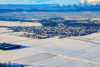 Vue aérienne de Vue du village depuis le sud-est sous la neige en hiver à Steinweiler dans le département Rhénanie-Palatinat, Allemagne