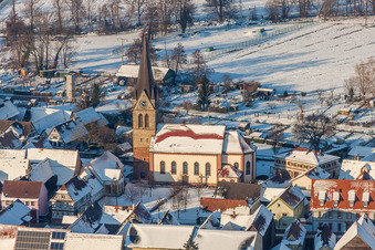 Photographie aérienne de Église catholique enneigée en hiver au centre du village à Steinweiler dans le département Rhénanie-Palatinat, Allemagne