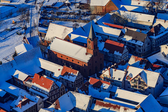 Vue aérienne de Manifestation. Église sous la neige en hiver à Steinweiler dans le département Rhénanie-Palatinat, Allemagne