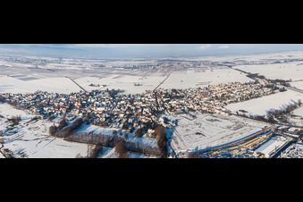 Vue aérienne de Panorama des champs agricoles et des terres agricoles enneigés en hiver à Rohrbach dans le département Rhénanie-Palatinat, Allemagne