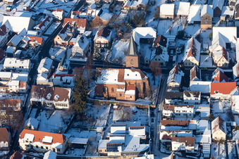 Vue aérienne de Bâtiments d'église enneigés en hiver dans le centre du village à Rohrbach dans le département Rhénanie-Palatinat, Allemagne
