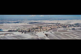 Vue aérienne de Perspective panoramique hivernale des champs enneigés et devant la lisière de Haardt de la forêt du Palatinat à Impflingen dans le département Rhénanie-Palatinat, Allemagne