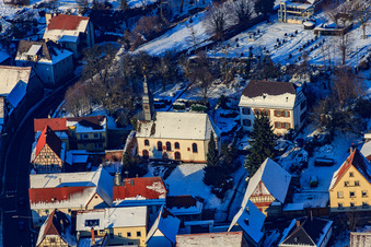 Vue aérienne de Manifestation. Église sous la neige en hiver à Impflingen dans le département Rhénanie-Palatinat, Allemagne