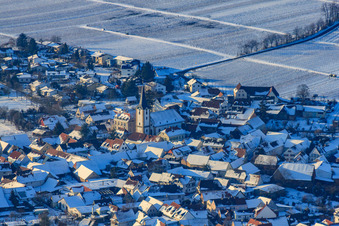 Vue aérienne de Église protestante Mörzheim sous la neige en hiver à le quartier Mörzheim in Landau in der Pfalz dans le département Rhénanie-Palatinat, Allemagne