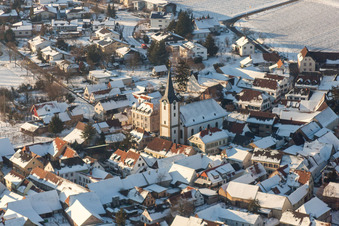 Vue aérienne de Église protestante enneigée en hiver dans le vieux centre-ville à le quartier Mörzheim in Landau in der Pfalz dans le département Rhénanie-Palatinat, Allemagne