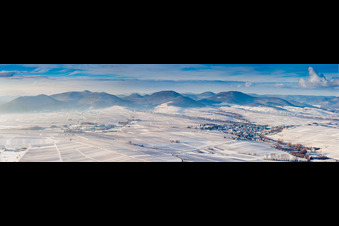 Vue aérienne de Panorama de la forêt enneigée d'hiver et du paysage montagneux du Haardtrand de la forêt du Palatinat dans le Palatinat à Ilbesheim bei Landau dans le département Rhénanie-Palatinat, Allemagne