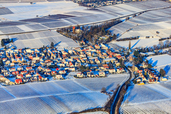 Vue aérienne de Vue du village depuis le sud sous la neige en hiver à le quartier Wollmesheim in Landau in der Pfalz dans le département Rhénanie-Palatinat, Allemagne