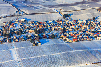 Photographie aérienne de Vue du village depuis le sud sous la neige en hiver à le quartier Wollmesheim in Landau in der Pfalz dans le département Rhénanie-Palatinat, Allemagne