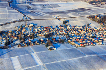 Vue oblique de Vue du village depuis le sud sous la neige en hiver à le quartier Wollmesheim in Landau in der Pfalz dans le département Rhénanie-Palatinat, Allemagne