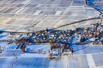 Vue du village depuis le sud sous la neige en hiver à le quartier Wollmesheim in Landau in der Pfalz dans le département Rhénanie-Palatinat, Allemagne d'en haut