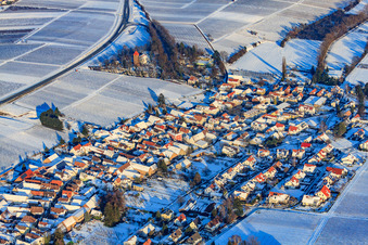 Vue aérienne de Église protestante Wollmesheim En hiver sous la neige à le quartier Wollmesheim in Landau in der Pfalz dans le département Rhénanie-Palatinat, Allemagne